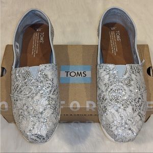 Tom’s silver lace